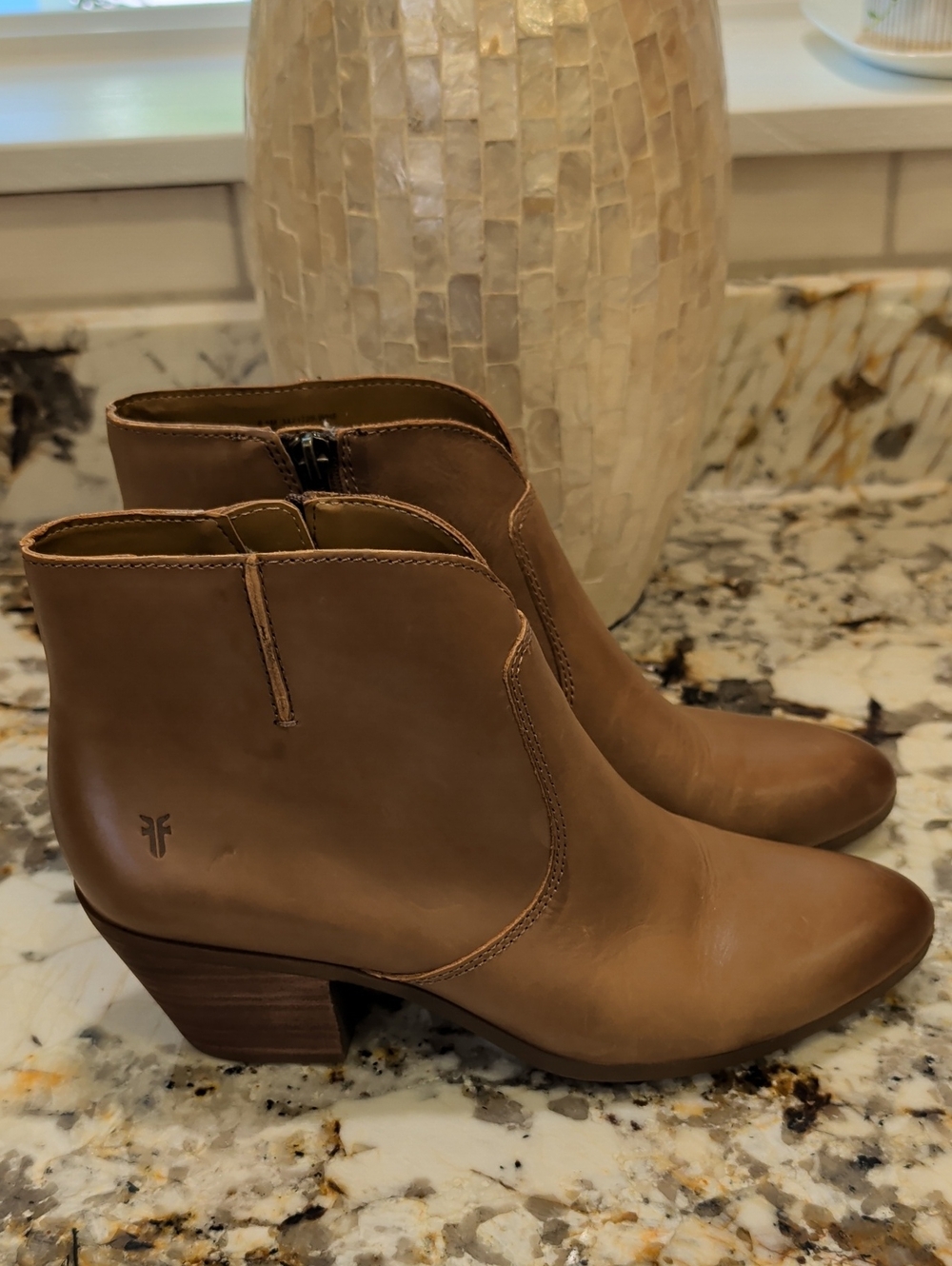 Frye - women’s Jennifer Bootie Wheat brown leather heeled ankle boots size 8.5M - Picture 2 of 12